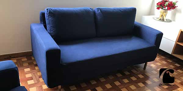 Capa sob medida para sofá de assento fixo e encosto solto em sarja azul