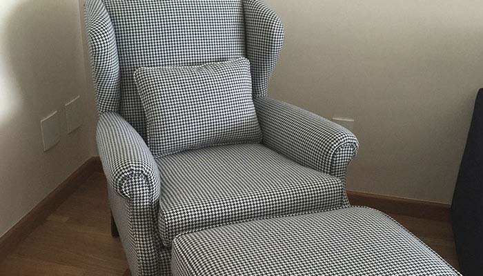 Poltrona berger com banqueta fabricada na CharmeDecor